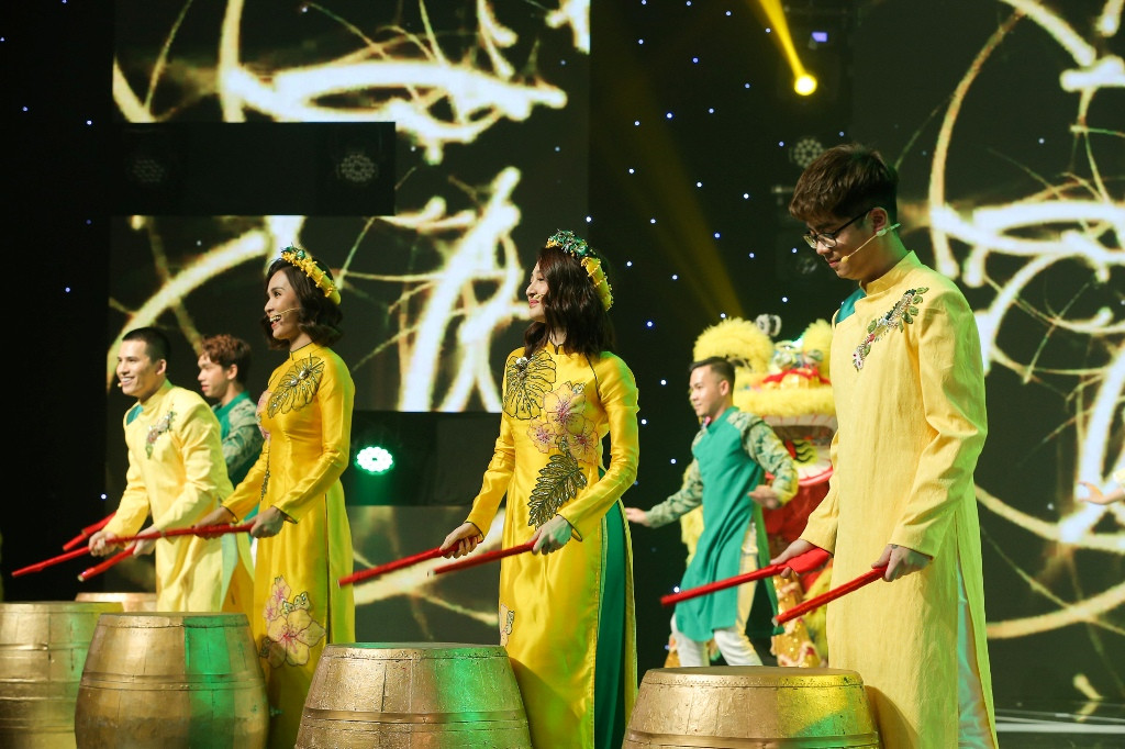 Vốn là những ca sĩ đang được yêu thích, lại rất thân thiết với nhau ngoài cuộc sống, bộ tứ Quốc Thiên, Bảo Anh, Bùi Anh Tuấn, Ái Phương đã có màn kết hợp đẹp mắt và ăn ý trong tiết mục mở màn chương trình với Xuân về khắp nơi biểu diễn múa trống lân đẹp mắt, rôn rã và tưng bừng.