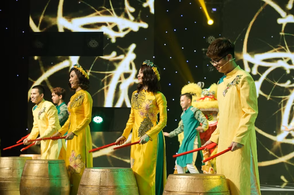 Vốn là những ca sĩ đang được yêu thích, lại rất thân thiết với nhau ngoài cuộc sống, bộ tứ Quốc Thiên, Bảo Anh, Bùi Anh Tuấn, Ái Phương đã có màn kết hợp đẹp mắt và ăn ý trong tiết mục mở màn chương trình với Xuân về khắp nơi biểu diễn múa trống lân đẹp mắt, rôn rã và tưng bừng.