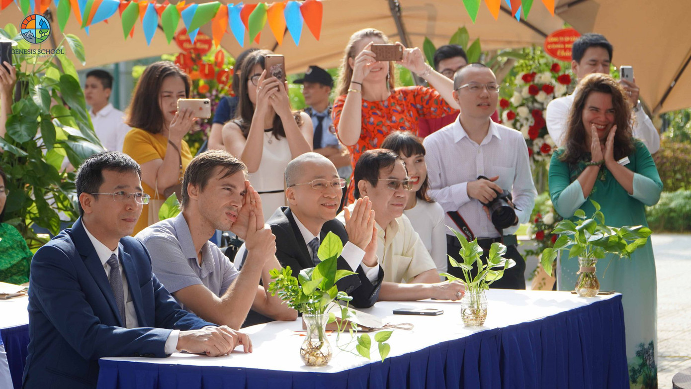 Buổi lễ có sự tham dự của các vị đại biểu.