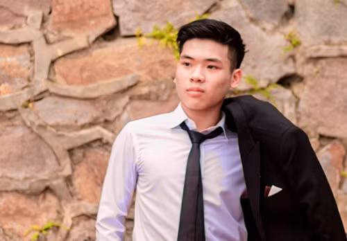 Lớp trưởng lớp chuyên Toán Lê Bá Hoàng là Thủ khoa toàn quốc với số điểm 29,55.