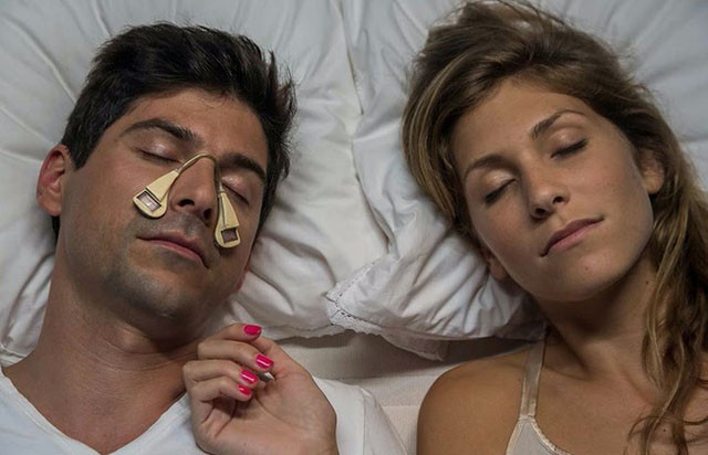 Dụng cụ chống ngáy. Các nhà phát triển sản phẩm này tuyên bố rằng nó có thể phát hiện âm thanh ngáy gây khó chịu và tạo ra một âm thanh để ngăn chặn. Hầu hết các thiết bị chống ngáy trông giống như mặt nạ, khiến người dùng không thoải mái, vì vậy kích thước nhỏ của dụng cụ này sẽ tiện lợi hơn.