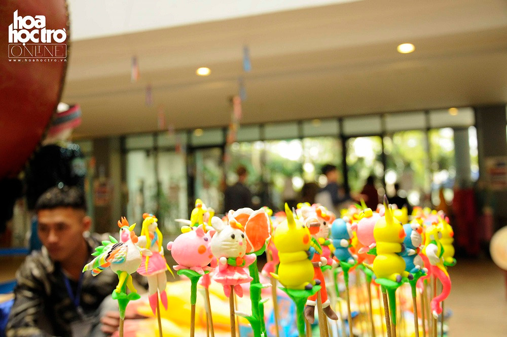 Tò he là một nét đặc sắc của văn hóa Việt Nam, nhưng các nghệ nhân khéo léo đan xen những chú tò he mang hình ảnh của văn hóa Nhật Bản như Doraemon hay Pikachu.