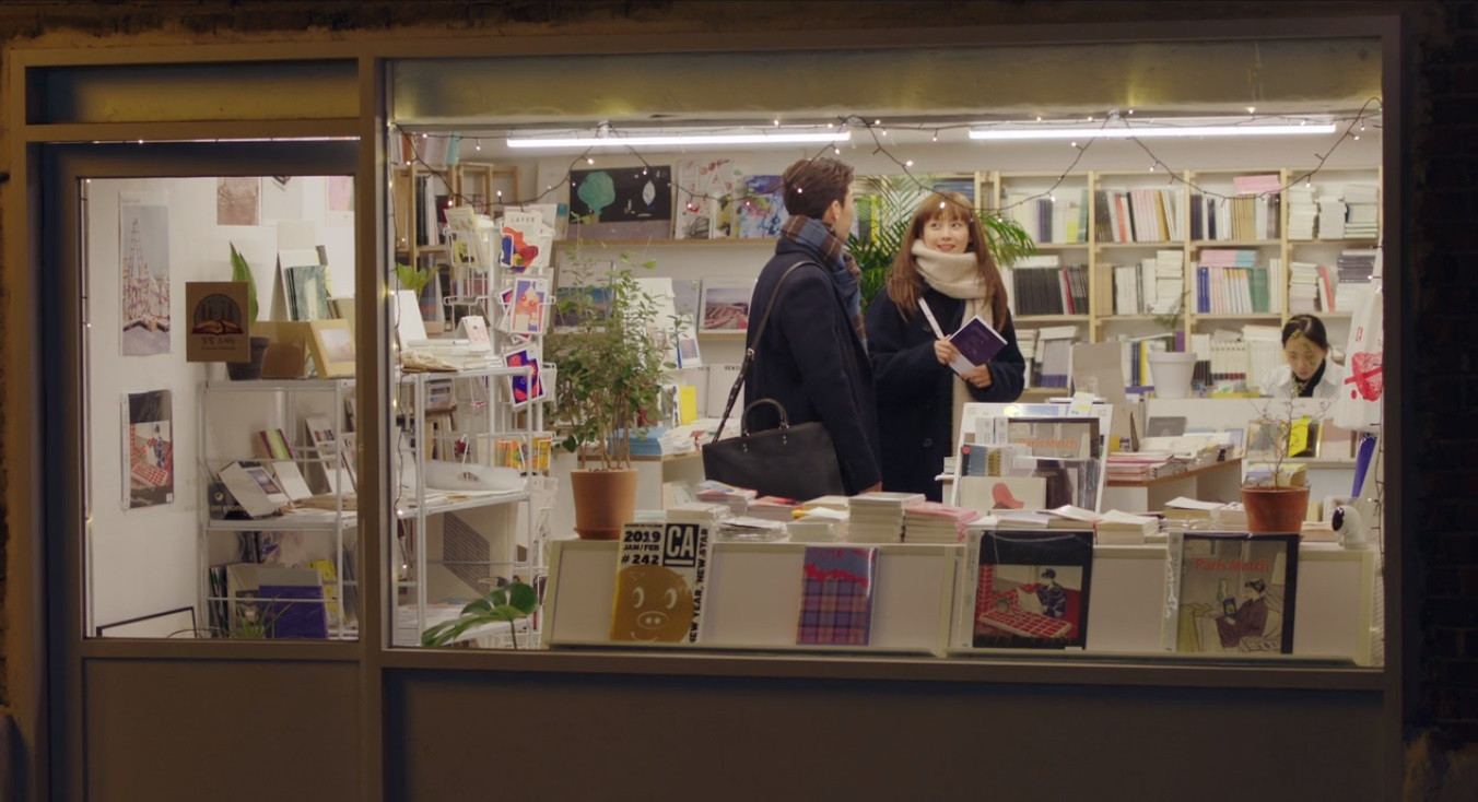 Địa điểm dạo chơi hoặc hẹn hò của các nhân vật trong phim thường là các nhà sách độc đáo, yên tĩnh, xinh đẹp.