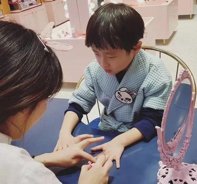 Các bé trai cũng không nằm ngoài công cuộc làm đẹp này. Skincare, massage, chăm sóc móng tay, móng chân là những dịch vụ thường được các nhóc tì này sử dụng.