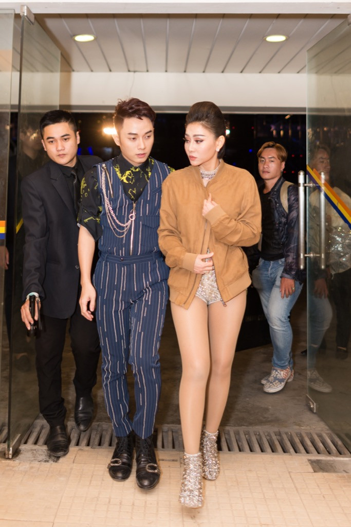 Trúc Nhân tháp tùng ca sĩ Thu Minh ra bãi xe khi hoàn thành xong phần trình diễn.