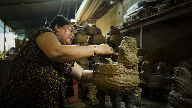 Sau đó khuôn được bó một lớp đất sét trộn trấu để làm lớp vỏ