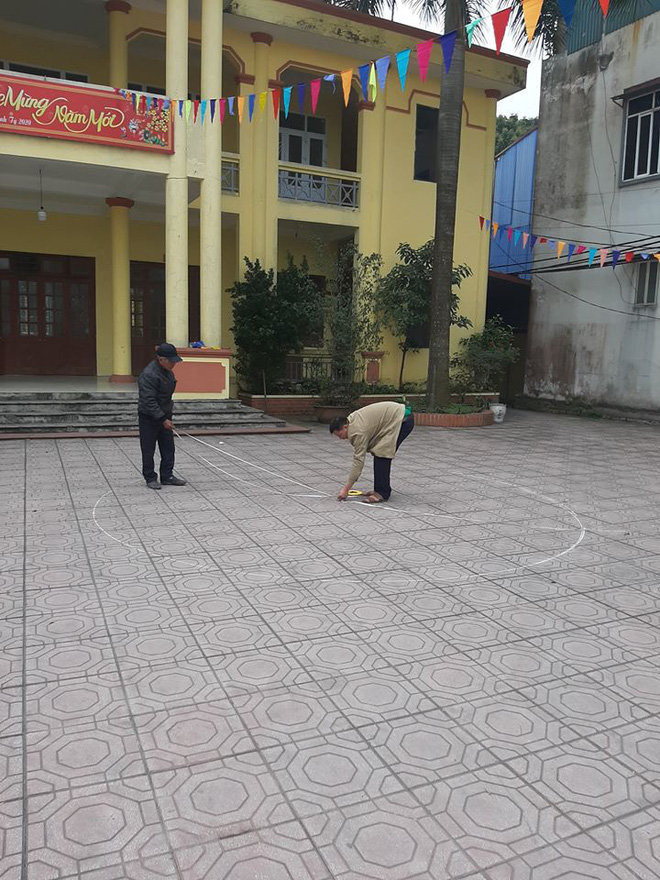 Nắm bắt được tâm lý này của con gái mình, một cặp vợ chồng đã nảy ra sáng kiến giúp con gái “tập dượt” trước khi bước vào kỳ thi bằng lái xe máy.