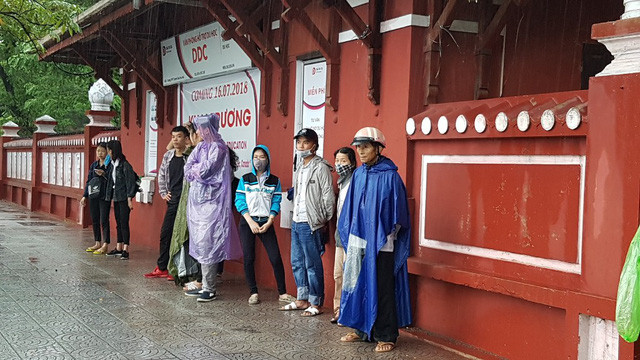 Chờ con trong mưa to gió lớn.