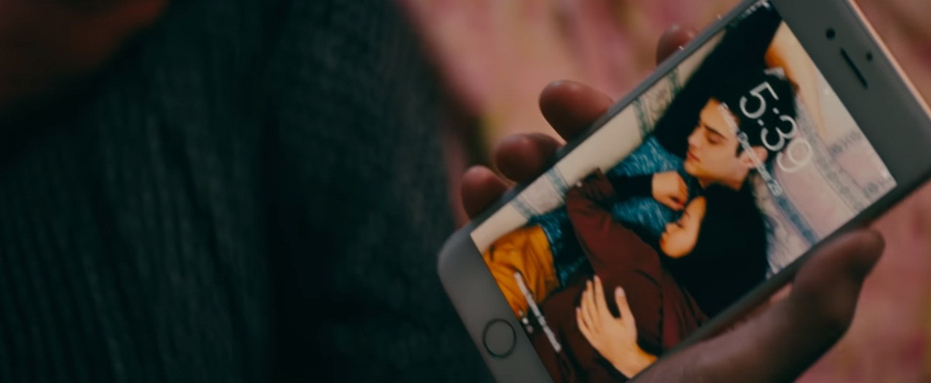 Tấm ảnh được dùng làm màn hình khóa này được chụp ở hậu trường, khi hai diễn viên chính đang ngủ gật.