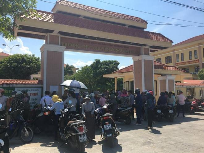 Nhiều phụ huynh ở Quảng Bình lo lắng chờ con em thi lại môn Ngữ văn, kỳ thi vào lớp 10 năm học 2019-2020. Ảnh: VTC News.