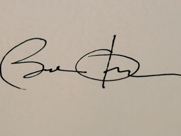 Chữ ký của Tổng thống Obama có những chữ hoa rất to.