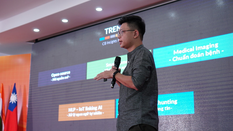 Chuyên gia IoT Nguyễn Đình Mạnh Linh chia sẻ về Tự học AI và IoT trong thời kỳ 4.0 cho các bạn trẻ tại Summer School