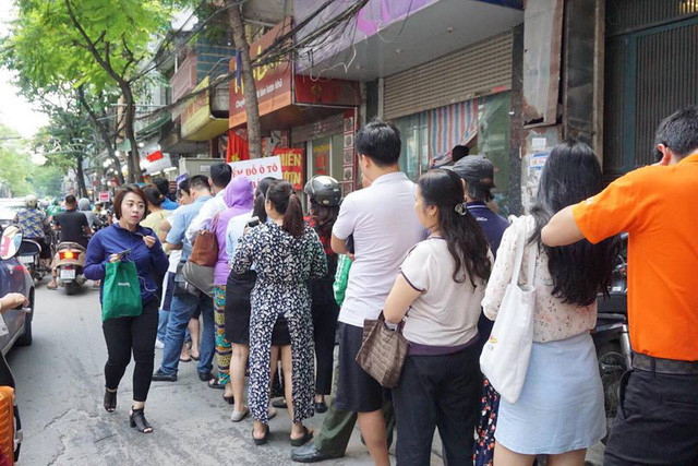 Đoàn người kéo dài cả trăm mét, từ sáng sớm đến tận tối đêm, hết lượt này đến lượt khác như thời bao cấp. Cảnh xếp hàng khiến đoạn đường Thụy Khuê ùn tắc vào giờ cao điểm.