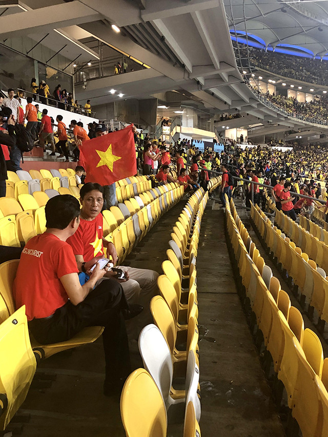 Khu vực cổ vũ của các CĐV Việt Nam đã được dọn dẹp sạch sẽ trước khi các CĐV rời khỏi sân vận động.