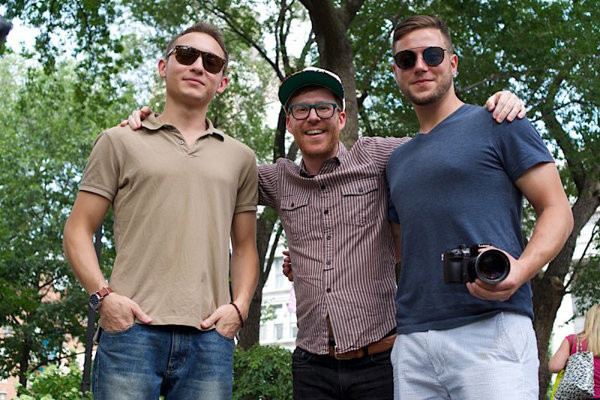 Anh chàng này đứng ở giữa rõ ràng thấp hơn hai nhân vật còn lại khá nhiều. (Ảnh: Gizmodo)