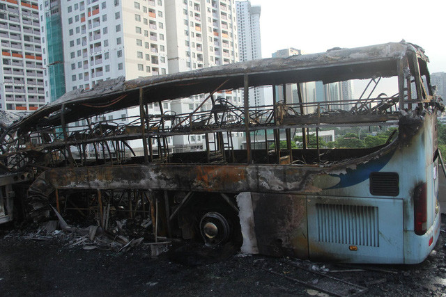 Chiếc xe khách giường nằm bị bốc cháy rụi trơ khung sắt.