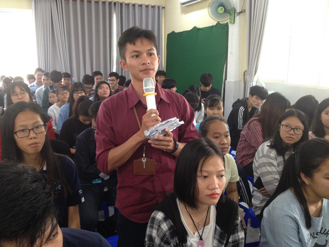 SV phản ánh những bức xúc tại hội nghị. ẢNH: NAM - THANH.