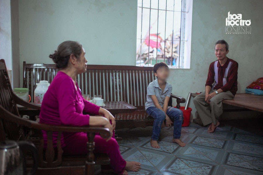 Em D.H.K (ngồi giữa) xác nhận việc cô T. tát rách miệng khiến mình chảy máu như thông tin trên MXH lan truyền.