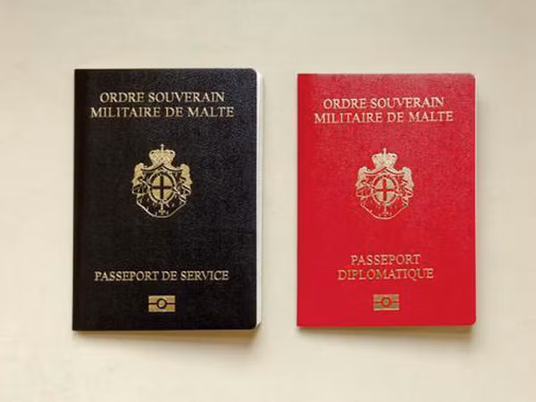 Hai mẫu hộ chiếu chính thức của “Dòng chiến sỹ toàn quyền Malta”