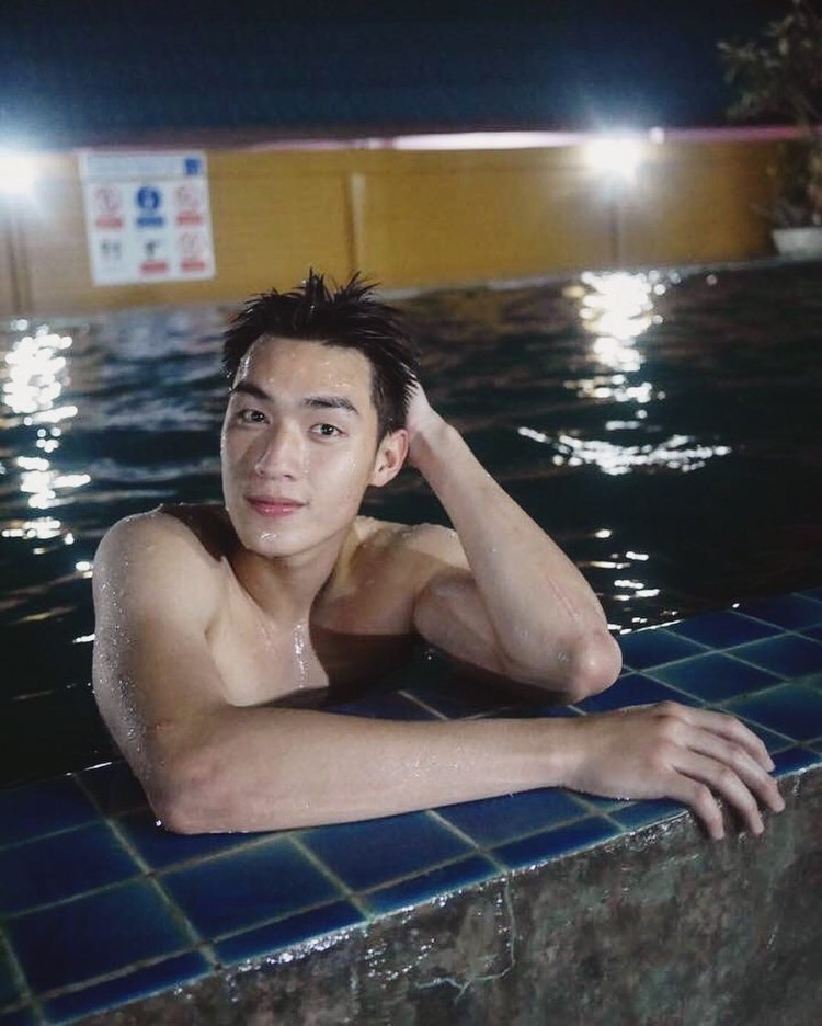 Ngoài bóng đá, Phak cũng rất yêu thích bơi lội.