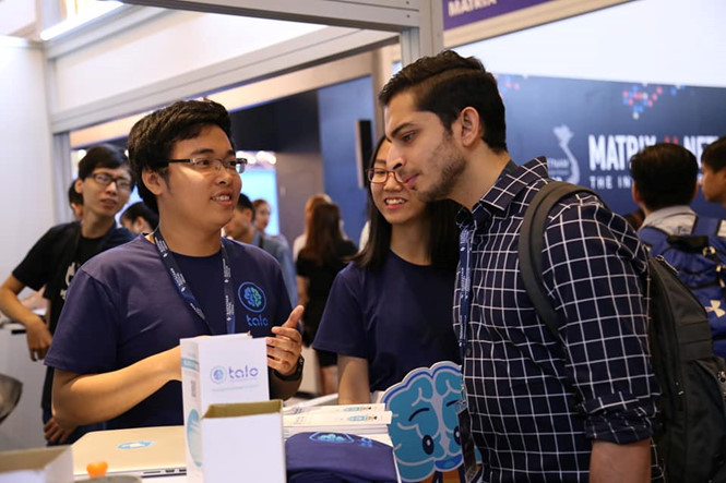 Yên Thanh giới thiệu về dự án cho các bạn trẻ. Ảnh: NHÂN VẬT CUNG CẤP.