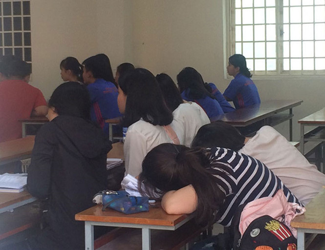 Một số SV năm cuối vật vờ trên giảng đường. (Ảnh: Ý NHƯ)