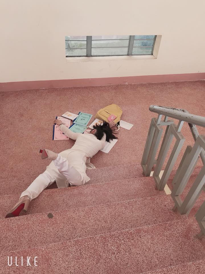 Hiền cũng rất thuộc trào lưu đấy nhé, thử thách "ngã sấp mặt" cũng có sự tham gia của cô bạn.