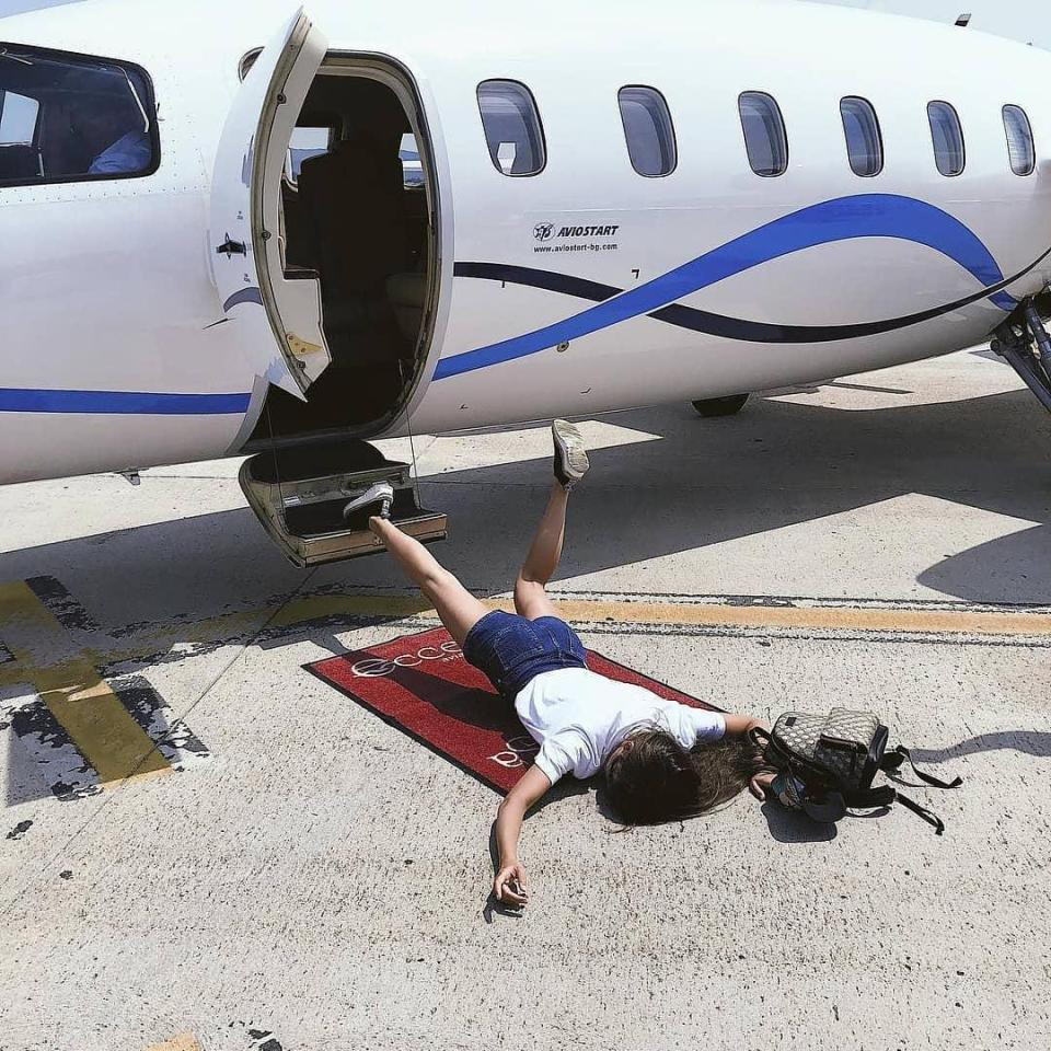 Ngã từ máy bay riêng.