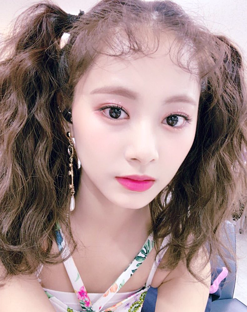 Tzuyu (Twice) trông lạ mắt khi kết hợp cả mái baby lẫn mái xoăn độc đáo.
