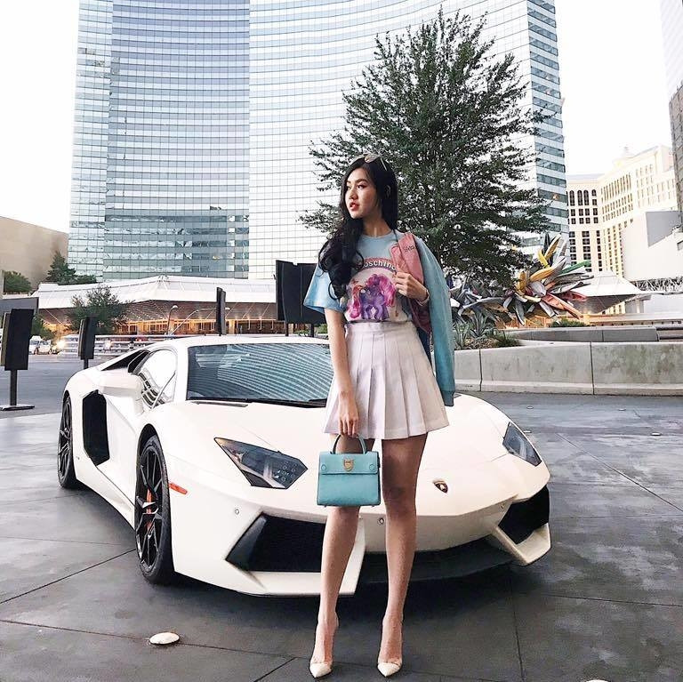 Trong mỗi thước ảnh mà cô nàng này chụp, ngoài trang phục cộp mác nhiều nhãn hiệu thời trang nổi tiếng và giá cao ngất thì còn xuất hiện nhiều 