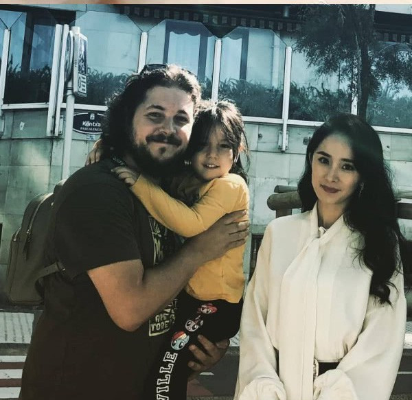 Dương Mịch cũng là một mỹ nhân có thần thái cực kỳ ấn tượng. Dù là trong ảnh chụp nhanh với fan thôi, nhìn cô vẫn sang chảnh như ảnh chụp thảm đỏ vậy.