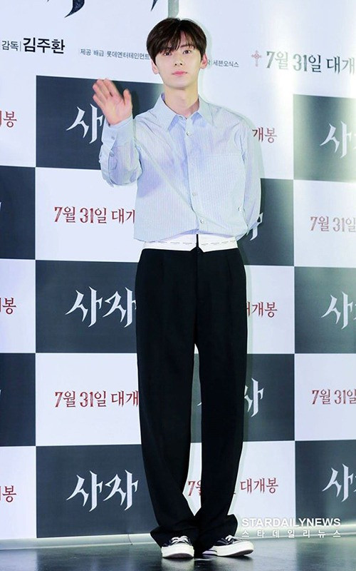 Nhờ chiều cao nổi bật, Minhyun giúp những set đồ đơn giản trở nên nổi bật hơn. 