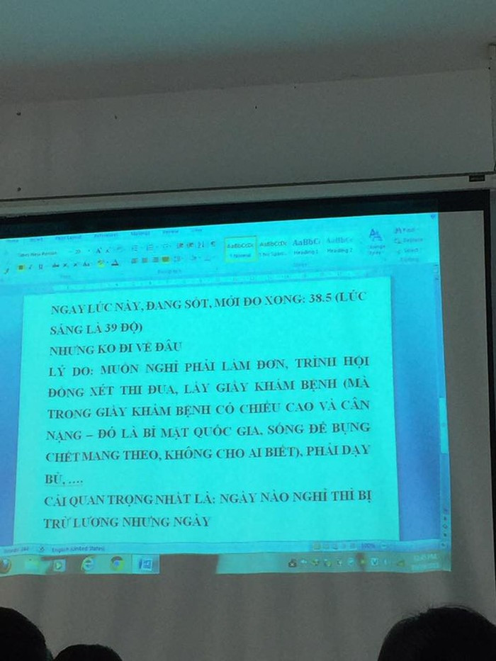 Cô giáo hiện đang bị sốt nhiệt độ mới đo là 38,5 độ C (lúc sáng là 39 độ C).