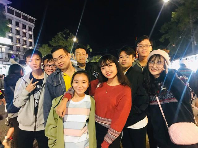 Cô Quỳnh Anh cùng học trò.