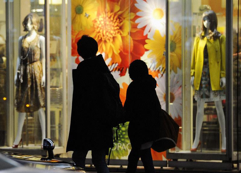 Giới trẻ Nhật Bản ngày nay sử dụng nhiều ứng dụng, dịch vụ mai mối trực tuyến. Ảnh: The Royal Workshop Japan.