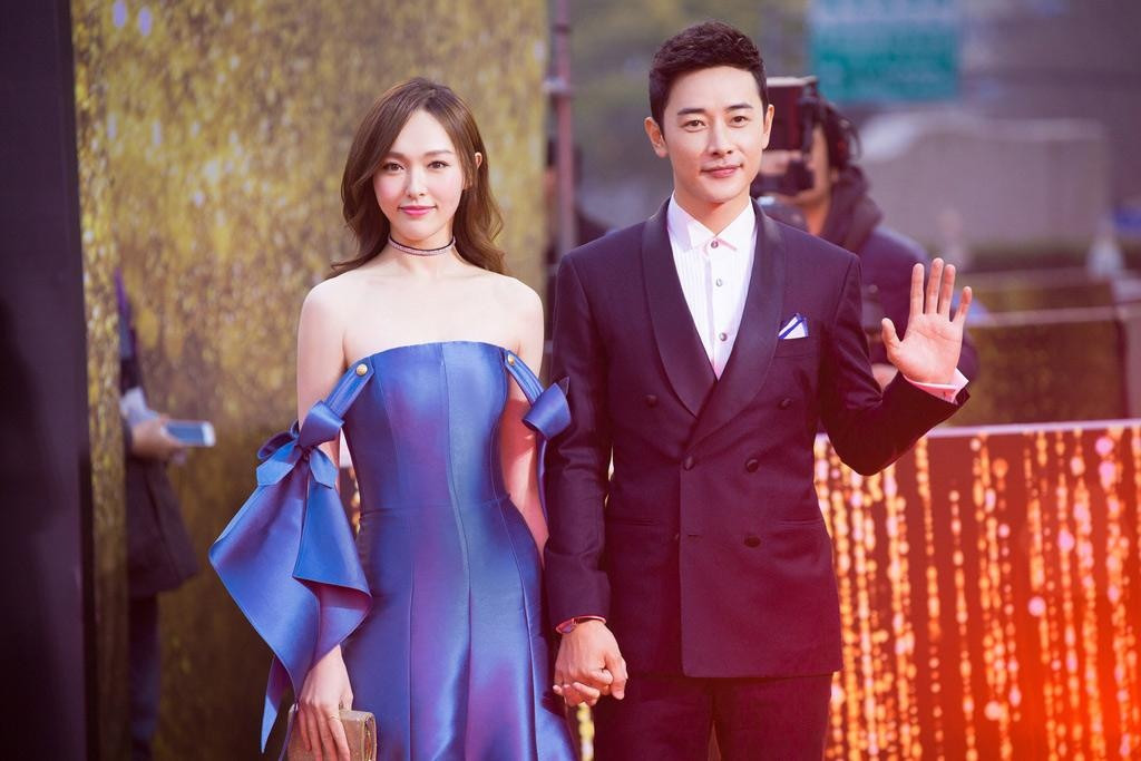 La Tấn luôn nắm chặt tay Đường Yên.