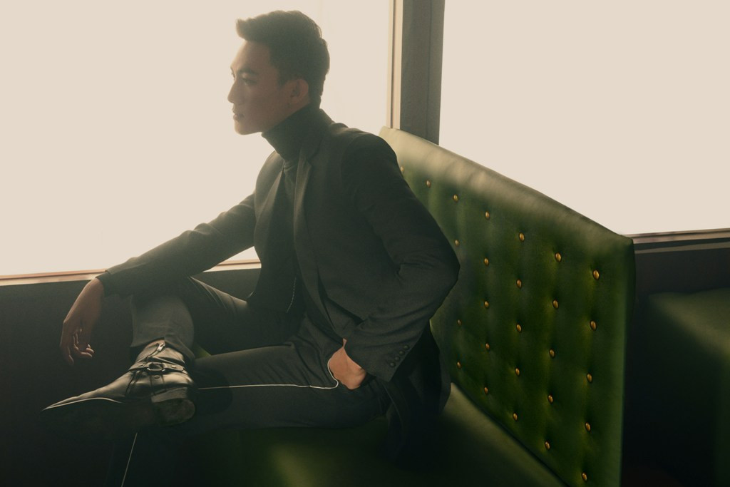 Nói tới NTK Nguyễn Công Trí, nếu bỏ qua những bộ vest thì quả là thiếu sót lớn. Trong thiết kế này, anh đẩy mạnh về phần hình tức là cách chọn họa tiết lạ mắt và độc đáo hơn.