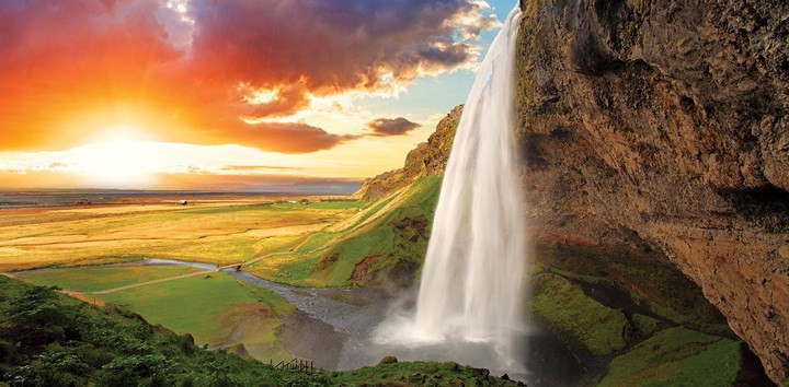 Thác Seljalandsfoss là một trong những thác nước nổi tiếng và là một kỳ quan thiên nhiên tại Iceland. Thác nước chảy xuống từ một vách đá có độ cao 60 mét nằm giữa một đồng cỏ xanh vào một hồ nước nhỏ phía dưới.