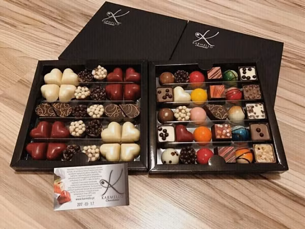 Chocolate tươi đến từ các nước Châu Âu sẽ là lựa chọn đầu tiên mà các chàng nghĩ đến. Mỗi hộp có giá dao động từ 150k đến 450k. (Faecbook: Chocolate KN, Pham Thu Hang, Nguyen Thu Trang (Mắt một mí), Chocolate Truffles độc quyền, Dao Thi Nhu Quynh)