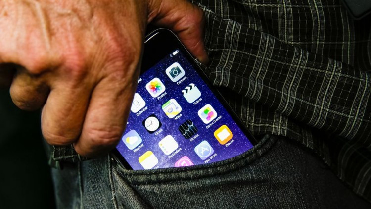 Một thử nghiệm nội bộ Apple về sau bị rò rỉ cũng cho biết iPhone 6 dễ bị cong hơn 3,3 lần so với thiết bị tiền nhiệm còn con số với iPhone 6 Plus lên tới 7,2 lần.