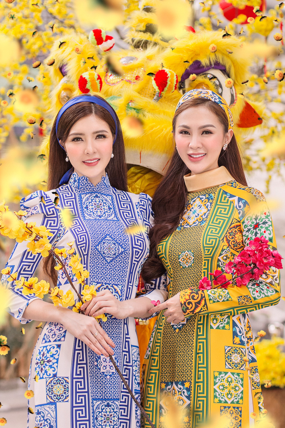 Kelly Nguyễn rủ rê bạn thân Lilly Luta dịu dàng áo dài xuống phố đón Tết ảnh 2