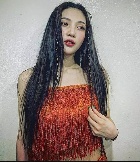 Cô nàng ghi điểm tuyệt đối nhờ kiểu tóc tết pha màu sáng tạo.