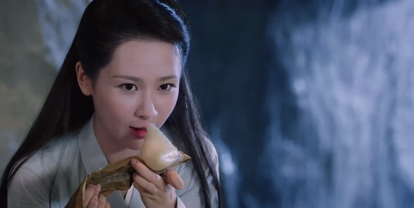 Nhưng lát sau Húc Phượng vẫn để Cẩm Mịch dễ dàng chôm 