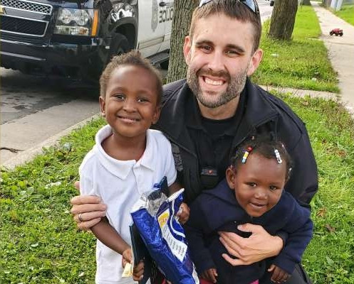 Bức ảnh chú Kevin và hai em nhỏ, được cô Andrella đăng lên mạng.