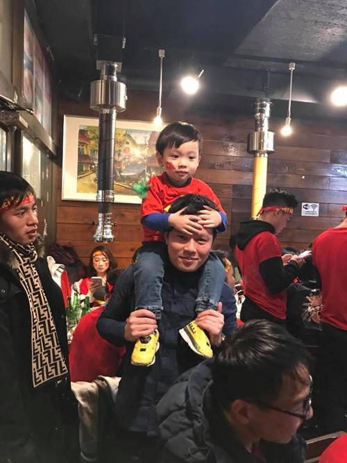 Những em bé Việt Nam tại Nhật cũng tưng bừng niềm vui. Ảnh: HEOCHAN TOKYO.