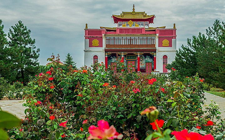 Thiền viện Sakusn-Syume ở nước Cộng hòa Kalmykia nằm khá xa Elista mà một tổ hợp khá rộng, một trung tâm giáo dục tâm linh được khai trương từ năm 1996.