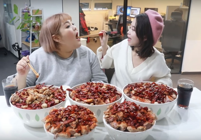 Yang Soo Bin (trái) và Tiểu Dã "đọ sức" cùng nhau. Ảnh cắt từ clip.