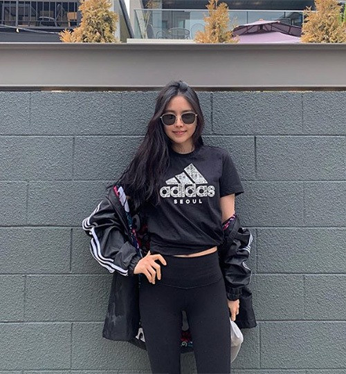 Naeun (Apink) ưa chuộng những cây đồ sporty nên sắm rất nhiều áo khoác gió trong tủ đồ.