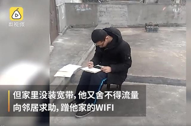 Chàng trai 18 tuổi chăm chú ngồi học giữa trời lạnh.