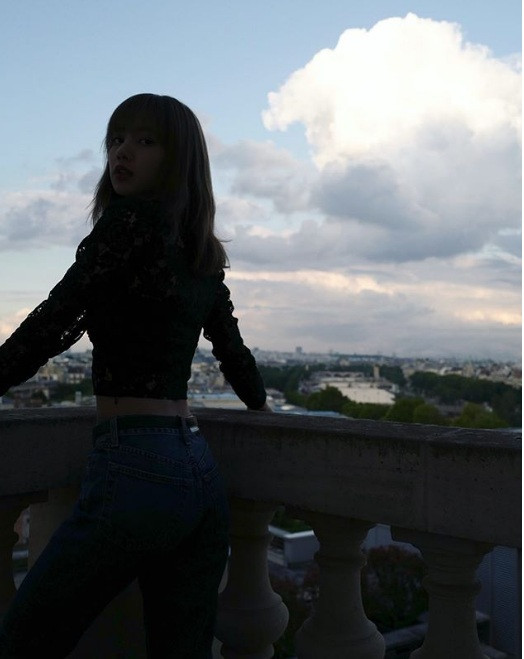 Lisa dường như rất thích làm cô gái của bóng đêm, chụp ảnh cứ phải tối thui mới chịu. Mặt xinh dáng đẹp mà lại cứ thích che đi, Lisa đúng là khó hiểu thật đấy.